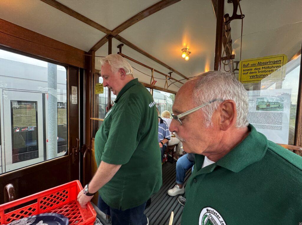 Baas Rainer und Beisitzer Bernd bei der Arbeit