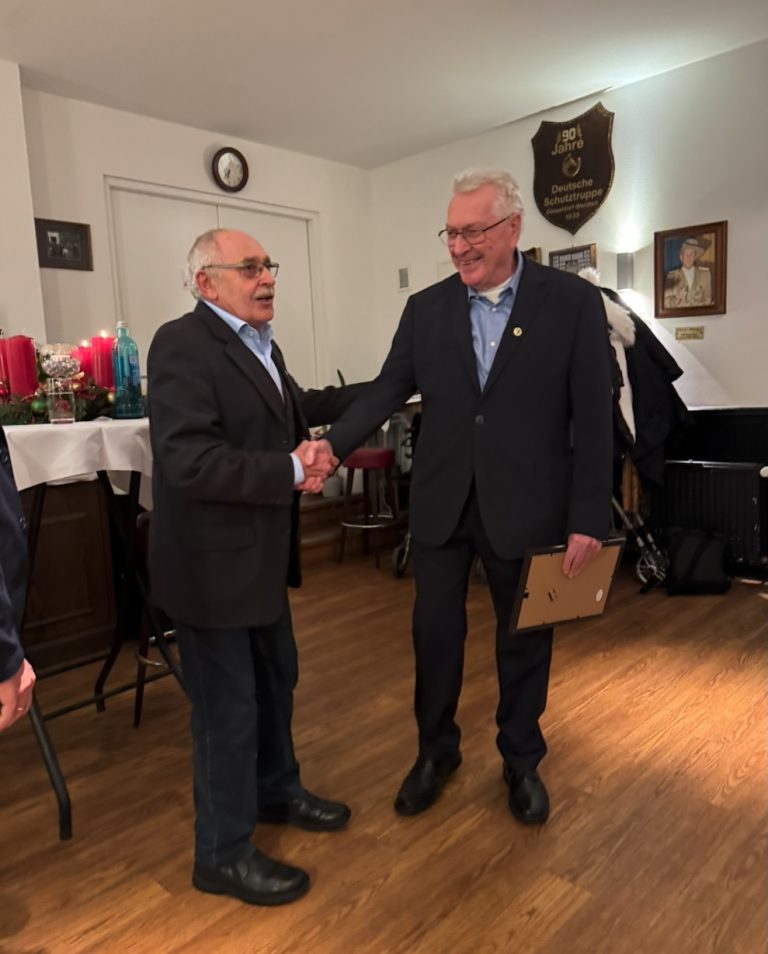 Baas Rainer ehrt einen verdienten Heimatfreund