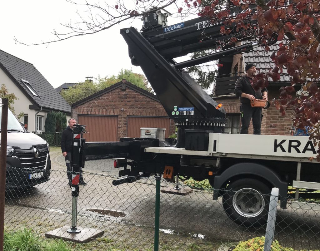 Kranwagen zum Abtransport des Sternmotors