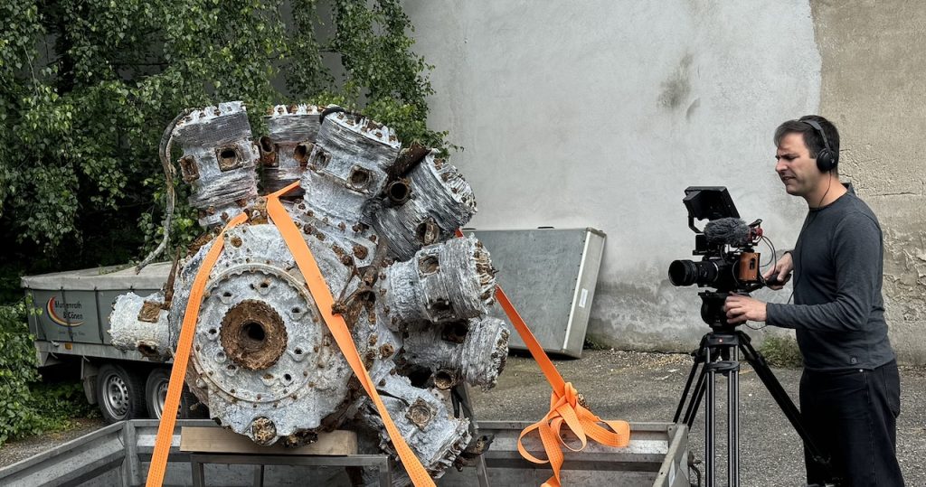 Thomas macht eine Photo Dokumentation des Motors